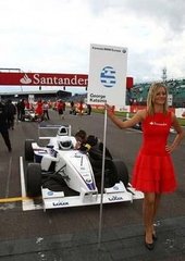 女同事離職前將她的奔馳6萬賣我，開車回家后，打開后備箱我愣住