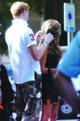 女孩當(dāng)閨蜜面怒打男友耳光，隨后男友反擊，閨蜜拉架也被打倒在地